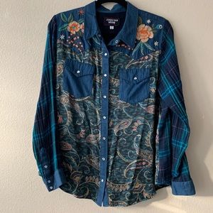 Johnny Was brand new embroidered blouse with a variey if sil and cotton fabric